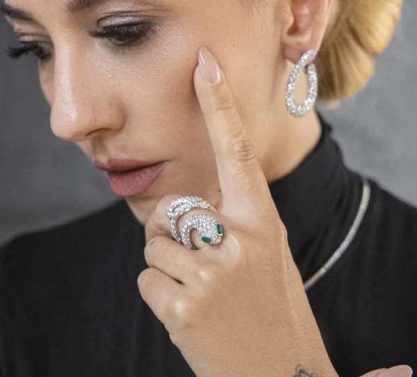 Orecchini sagomati in diamanti