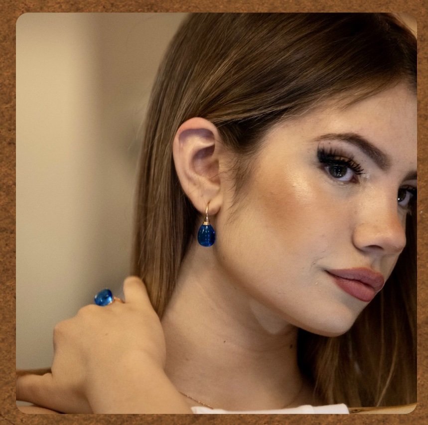 Anello in oro con pietra blu
