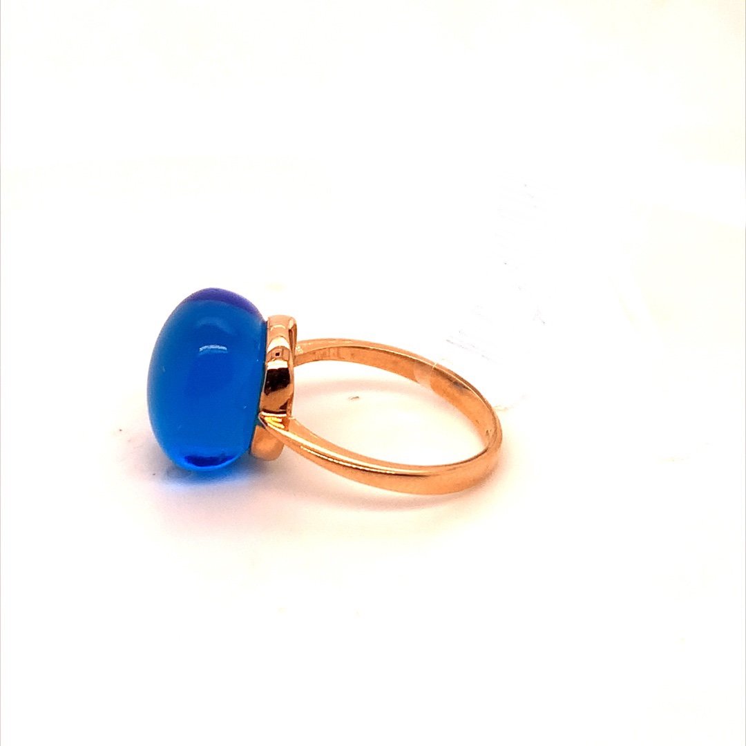 Anello in oro con pietra blu